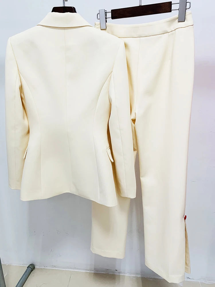 Conjunto Alfaiataria - Terno Feminino Marfim com botões vermelhos e calça com fenda
