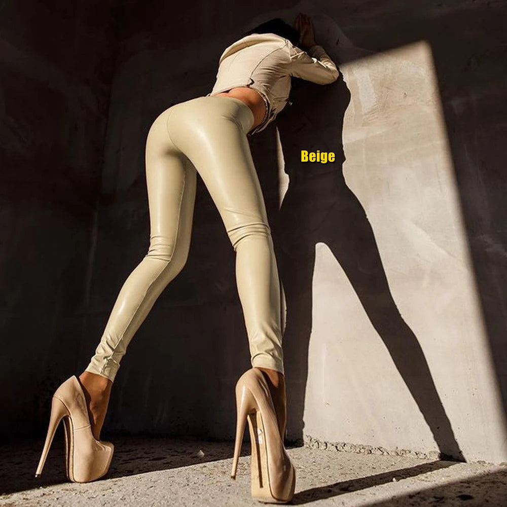 Calça de couro Skinny com strecht e efeito levanta bumbum